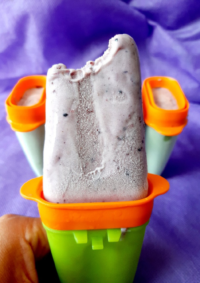 Una foto de Helado cremoso de frutos rojos