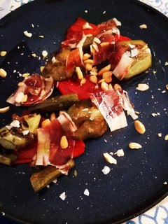 Una foto de Alcachofas con piquillo y jamón
