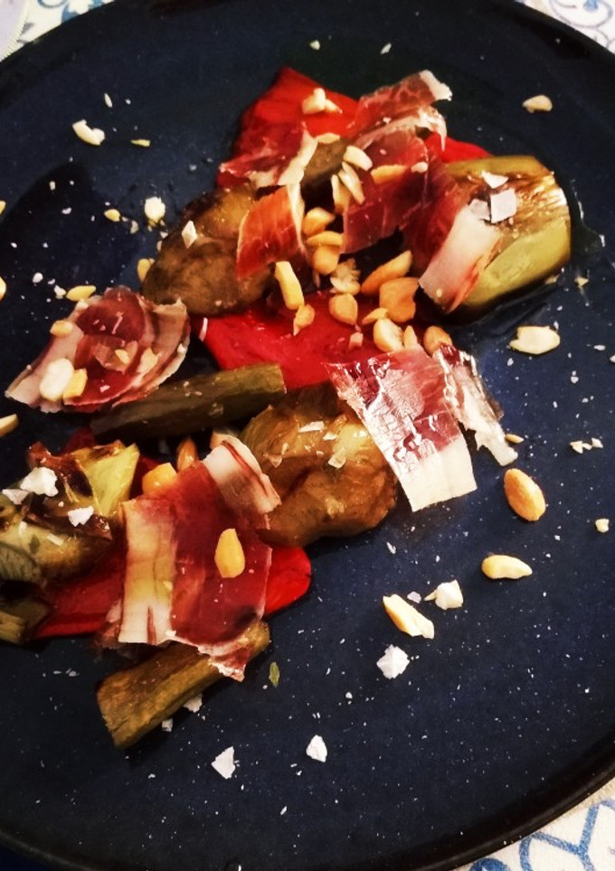 Una foto de Alcachofas con piquillo y jamón