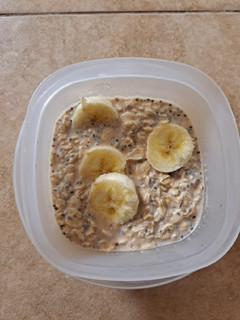 A picture of Peanut Butter Banana Overnight Oats.