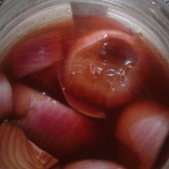 A picture of Red vinegar onion.
