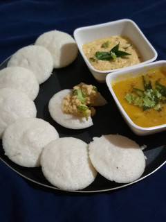 ઇડલી સંભાર વિથ ચટણી (idli sambhar with chutney recipe in Gujarati) રેસીપી મુખ્ય ફોટો