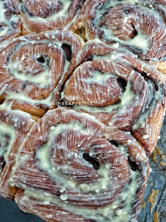 Foto resep Super Lembut Cinnamon Rolls with cream cheese topping