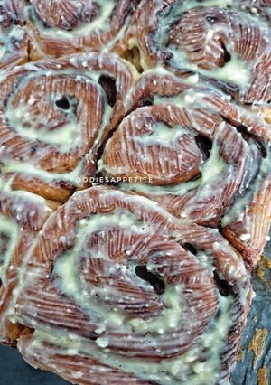 Foto resep Super Lembut Cinnamon Rolls with cream cheese topping
