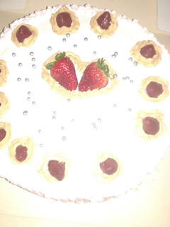 Una foto de Torta frutilla: manjarcrema