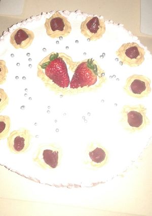 Una foto de Torta frutilla: manjarcrema