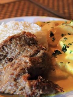 Una foto de Arroz con bistec y papa a la huancaina