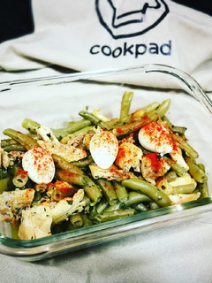 Una foto de Tupper súper fácil con muslo de pollo, judías y huevos - diet