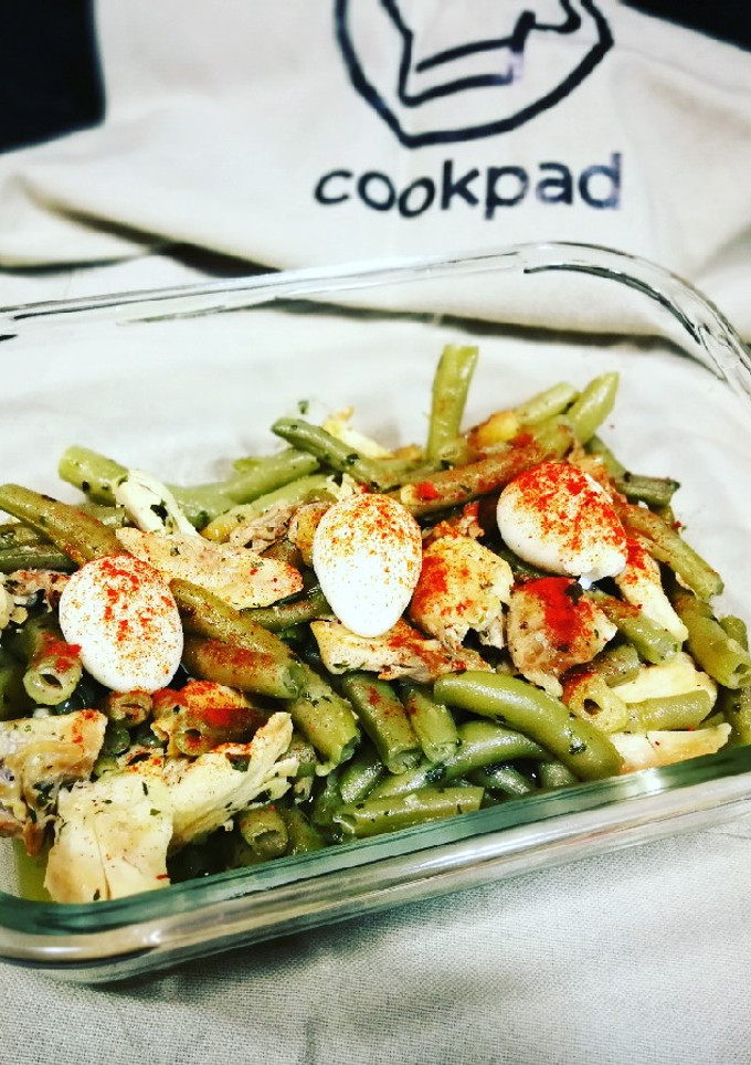 Una foto de Tupper súper fácil con muslo de pollo, judías y huevos - diet