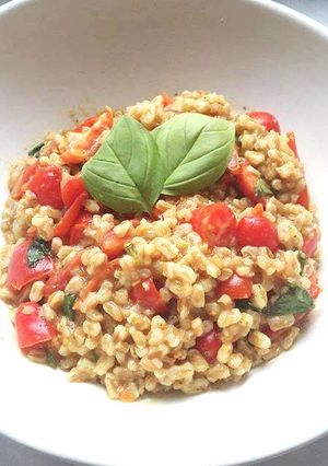Una foto de Risotto de Tomate y Albahaca fresca