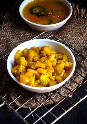 আলু ফুলকপি ভাজা (aloo fulkopi bhaja recipe in bengali) রেসিপির প্রধান ছবি