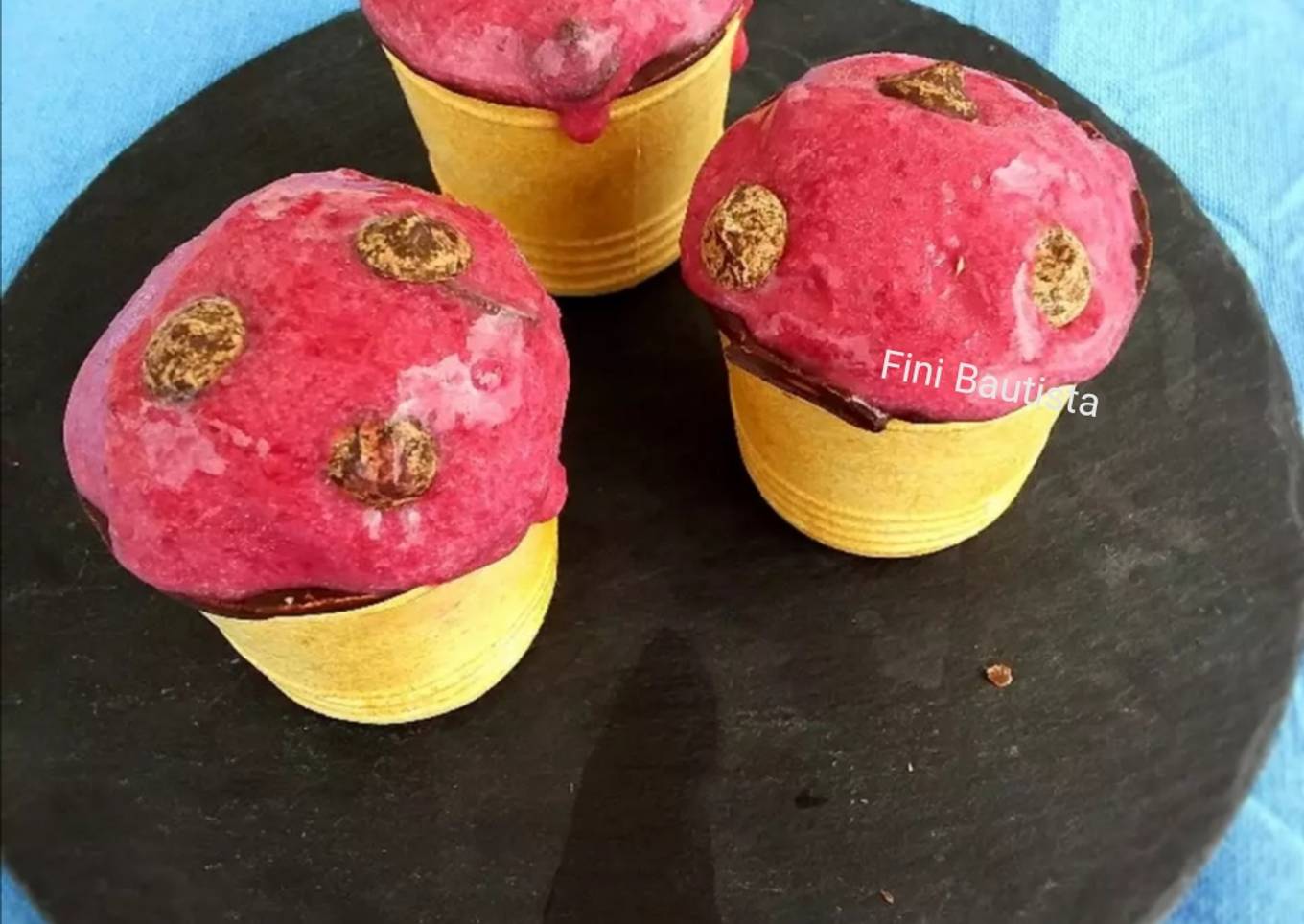 Chupitos de helado de cerezas con chip de chocolate