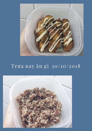 Hình của món Trưa nay ăn (Cơm gạo lứt đỏ với hạt diêm mạch/gà xiên que sốt mayo) + Cà phê sữa đá.