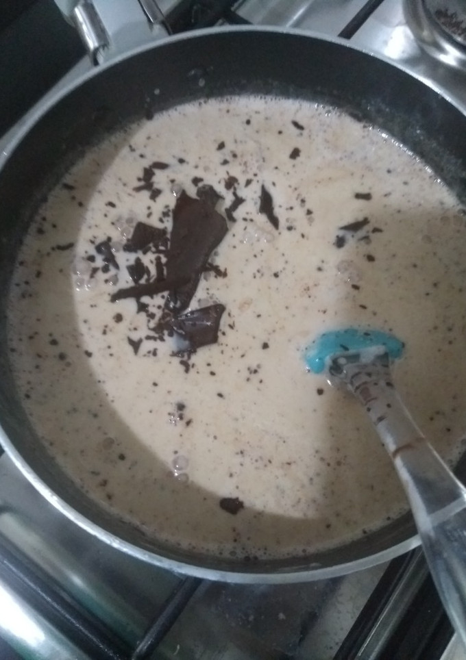 Una foto de Ganache de chocolate fácil y rápido para rellenar tu torta