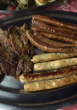 Une photo de Barbecue entre amis : viandes et légumes grillés à la plancha