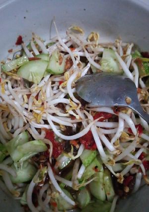 Foto resep Rujak ketimun campur....ge...toge...🥒🥒🌿🌿😊