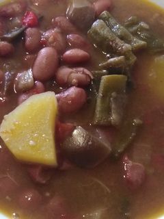 Una foto de Alubias pintas marineras con verduras