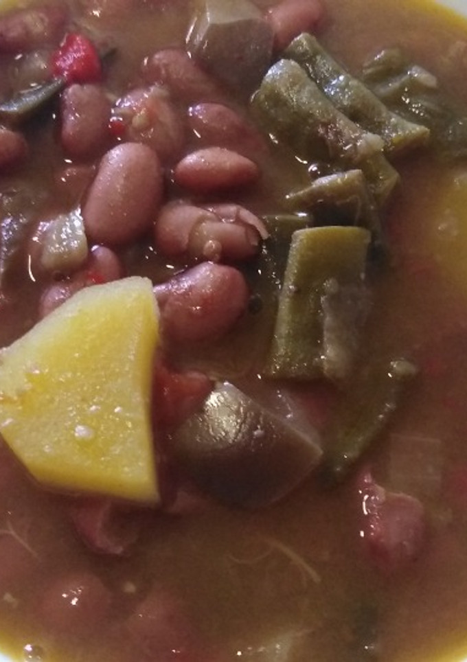Una foto de Alubias pintas marineras con verduras
