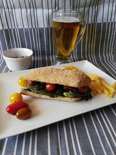 Una foto de Bocadillo de olivada, pimientos fritos y cherrys caramelizados
