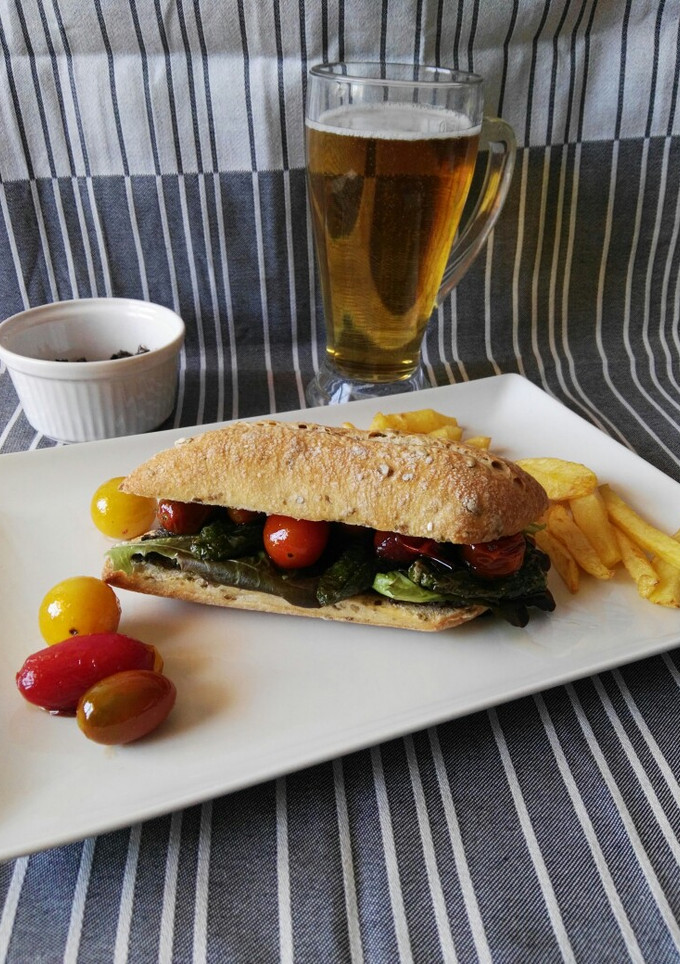 Una foto de Bocadillo de olivada, pimientos fritos y cherrys caramelizados