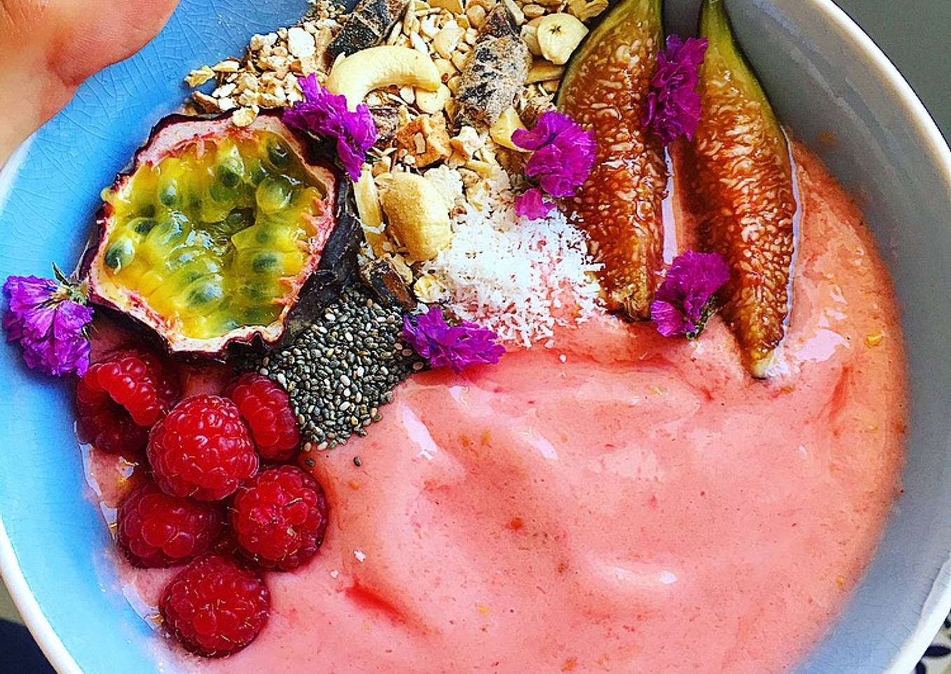 Smoothie bowl de fresas y mango