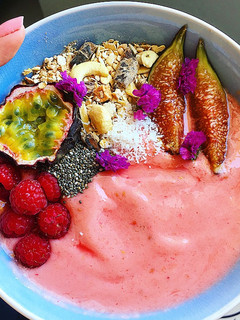 Una foto de Smoothie bowl de fresas y mango