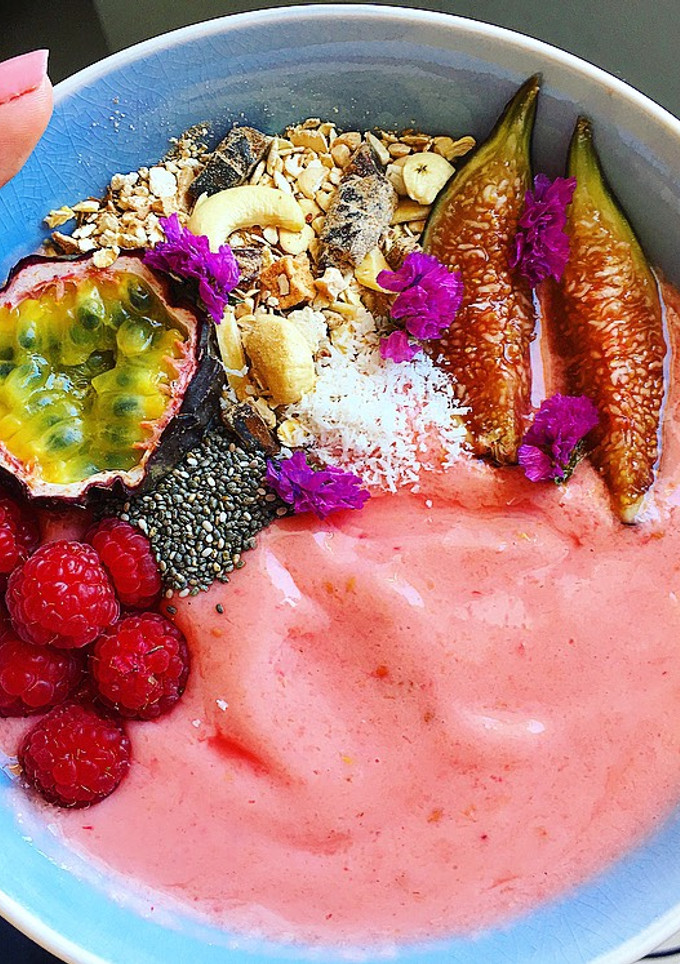 Una foto de Smoothie bowl de fresas y mango