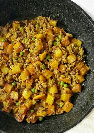 A picture of Ground Beef and Potato Curry.