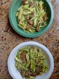 Macarrão ao molho pesto e linguiça