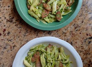 Foto de Macarrão ao molho pesto e linguiça
