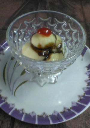 A picture of Rasgolla with choco sauce.