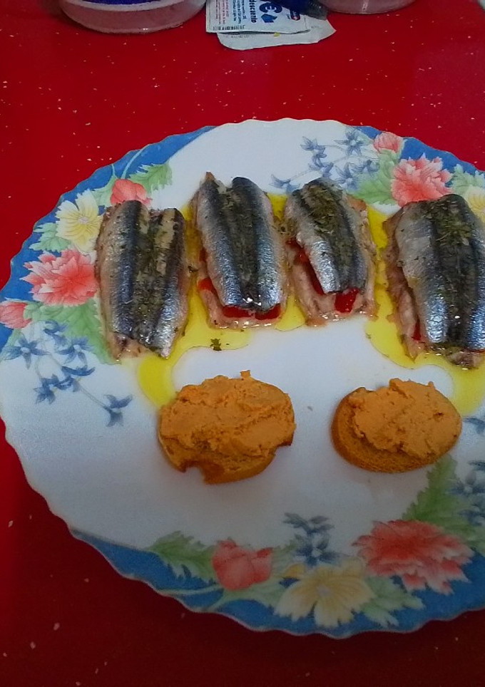 Una foto de Boquerones rellenos de pimientos asados