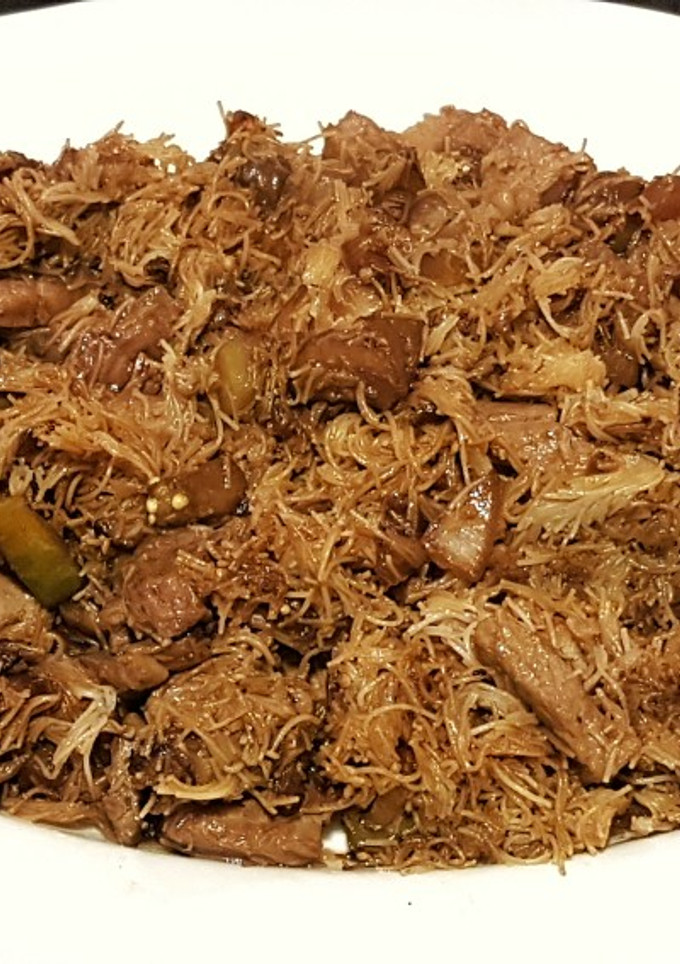 Una foto de Noodels finos de arroz con ternera y verduras