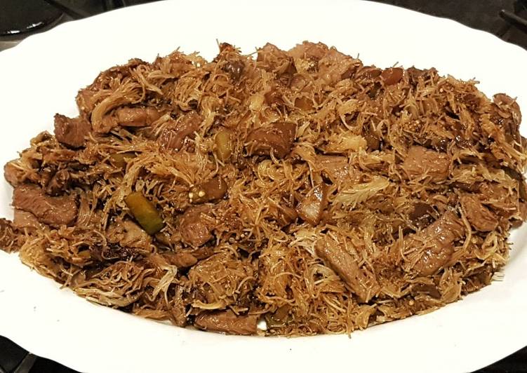 Noodels finos de arroz con ternera y verduras
