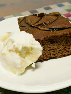 Una foto de Brownie de chocolate con dulce de leche y helado de vainilla