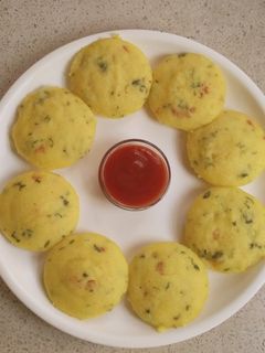 मूँग दाल वेजिटेबल इड्ली(Moong dal vegetable Idli recipe in Hindi) रेसिपी मुख्य फोटो