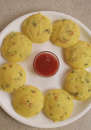 मूँग दाल वेजिटेबल इड्ली(Moong dal vegetable Idli recipe in Hindi) रेसिपी मुख्य फोटो