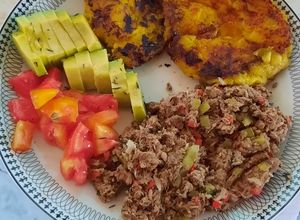 Una foto de Atún salteado con cebolla y ajie dieta sana y rica