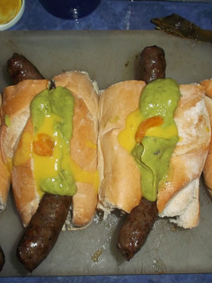 Una foto de Choripanes de cordero y guasacaca criolla
