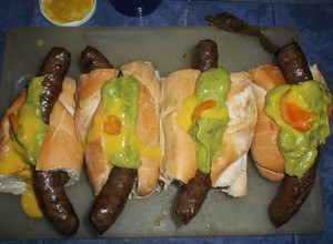 Una foto de Choripanes de cordero y guasacaca criolla