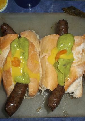 Una foto de Choripanes de cordero y guasacaca criolla