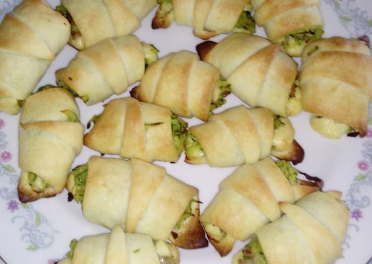 Cornetti salati di pasta sfoglia,zucchine, salsiccia e provola