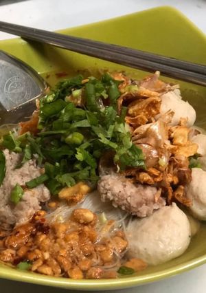 รูปของ เส้นหมี่ขาวต้มยำลูกชิ้นหมูหมูสับบะช่อ
