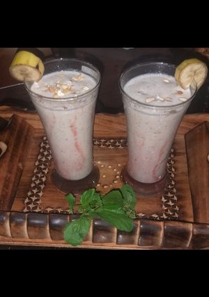 A picture of Oats banana smoothie in coconut milk.