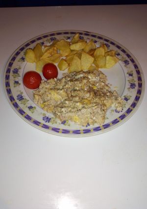 Una foto de Sesos revueltos con huevo y patatas al montón 👩‍🍳