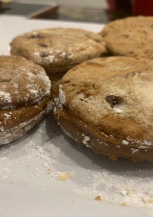 Una foto de Alfajores veganos de chocolate