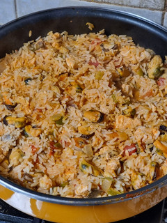 Una foto de Arroz a banda con salmón y marisco