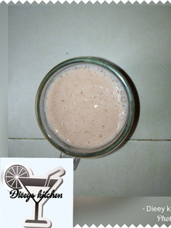 A picture of Banana and Strawberry shake.