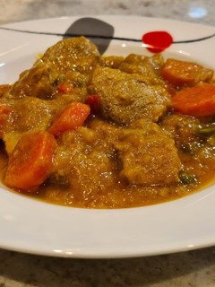 Una foto de Solomillo de cerdo guisado con verduras y especias
