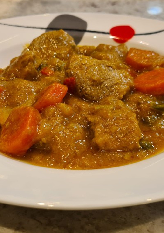 Una foto de Solomillo de cerdo guisado con verduras y especias